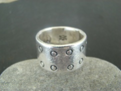 thick dot ring